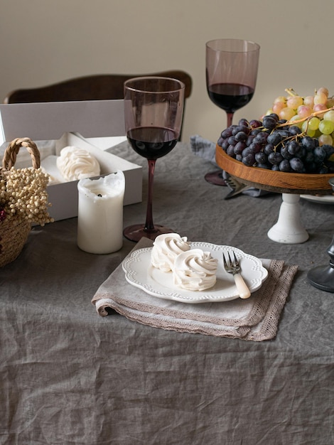 Desserttafel voor een feestje Zoet en fruit Stilleven concept Verticaal