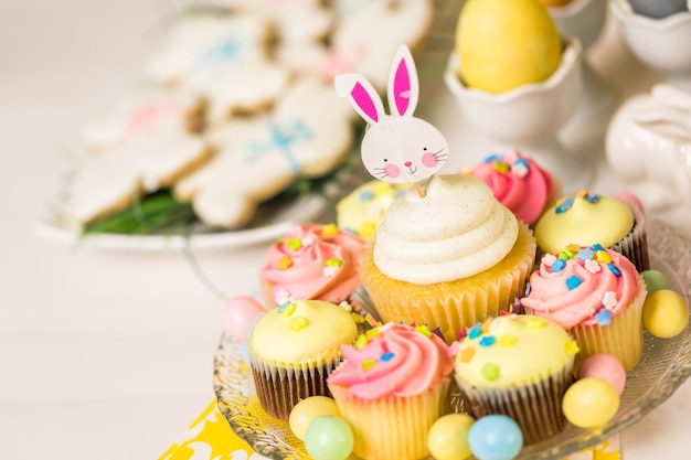 Desserttafelset met cake en cupcakes voor de paasbrunch.