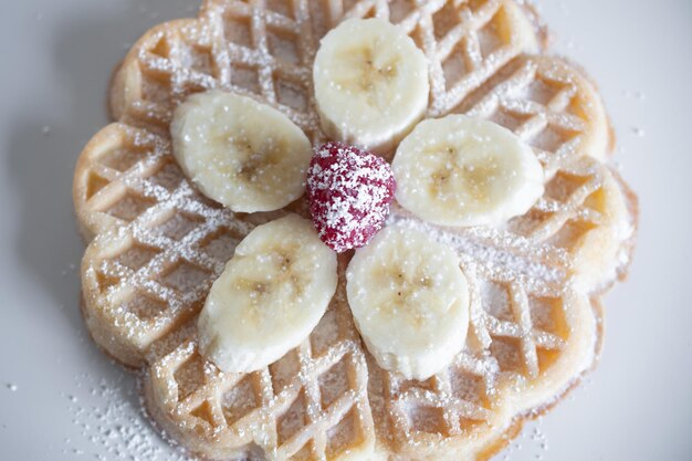 Dessertwafels met frambozen en bananen