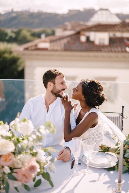 Направление изысканной свадьбы во Флоренции, Италия, многонациональная свадебная пара, афроамериканская невеста и
