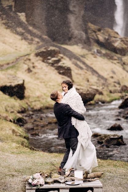 사진 산 기슭에 있는 kvernufoss 폭포 웨딩 커플 근처의 목적지 아이슬란드 결혼식