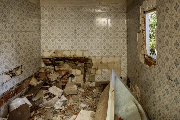 写真 壊れた家の壊れたトイレ