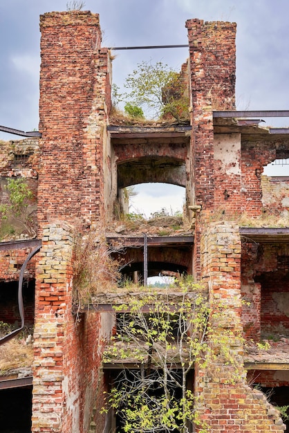 Un edificio in mattoni distrutto sul territorio della fortezza di oreshek