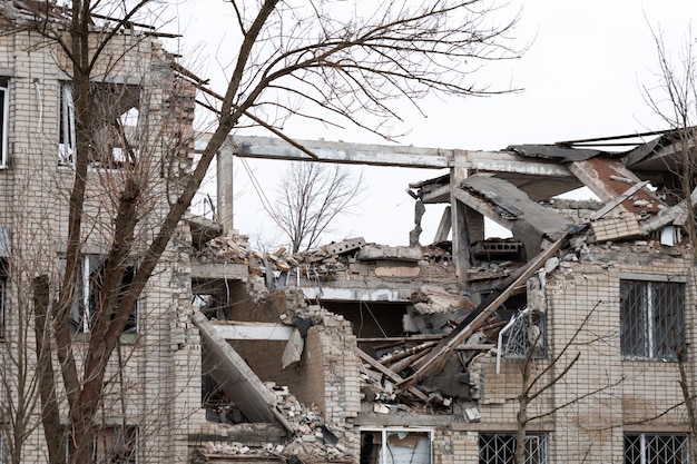 사진 전쟁 중 헤르손의 건물 파괴 러시아 우크라이나