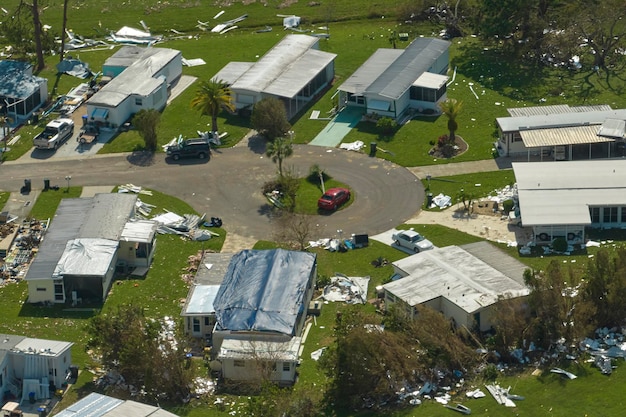 Разрушенные ураганом Иэн пригородные дома в жилом районе передвижных домов во Флориде Последствия стихийного бедствия
