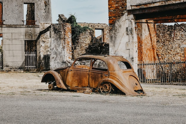 도시 Oradour sur Glane France에서 2 차 세계 대전 중 파괴 된 자동차