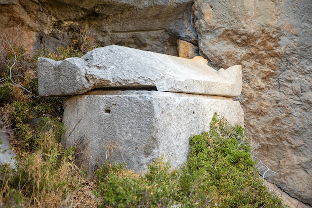 トルコのアンタルヤ近くの古代都市テルメッソスで破壊されたギリシャの墓と古代の埋葬