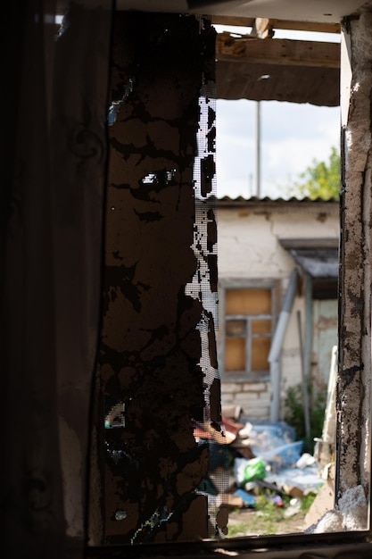 ロシアのウクライナ侵攻中の火災、大砲、爆弾の後に破壊された家屋
