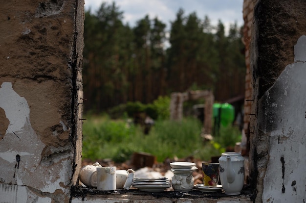 ロシアのウクライナ侵攻中の火災、大砲、爆弾の後に破壊された家屋