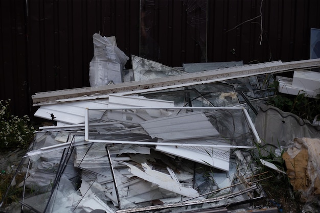 Разрушенные дома после пожаров, артиллерии и бомб во время вторжения россии в украину