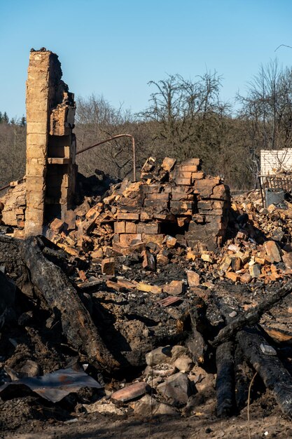 ロシアでの火災で家屋が破壊されたレンガや壁の一部灰で覆われた壊れた窓が地表に横たわっている自然災害