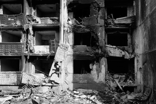 ロシア軍の砲撃後、ハリコフの人々の家を破壊した