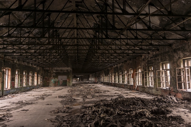 Foto distrutto un grande negozio di produzione nella vecchia fabbrica.