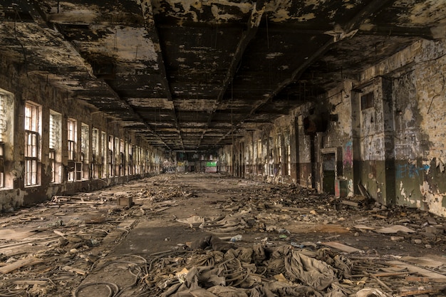 Foto distrutto un grande negozio di produzione nella vecchia fabbrica.