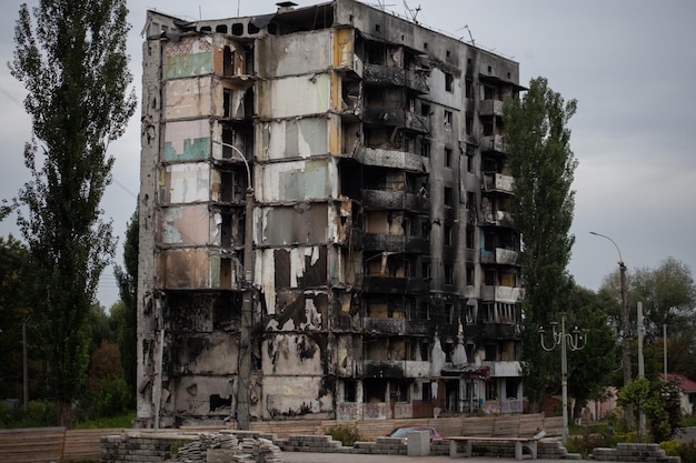 ロシアのウクライナ侵攻の開始後、ボロジャンカ キエフ地域の都市で破壊された高層ビル