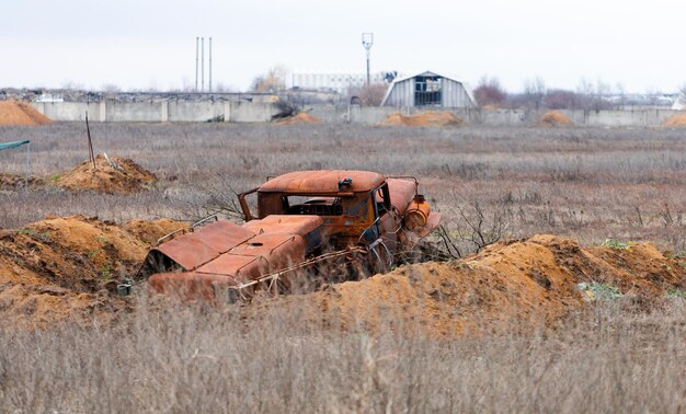 写真 ウクライナに対するロシアのヘルソン戦争の占領中にウクライナ軍によって破壊されたロシアの軍事装備