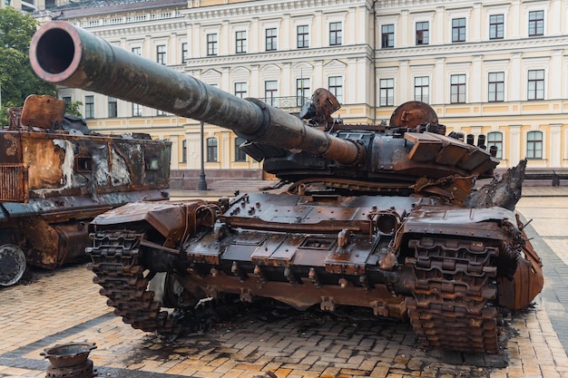 雨の中で破壊されたロシアの戦車 さびた壊れた軍事装備 戦争中のウクライナ