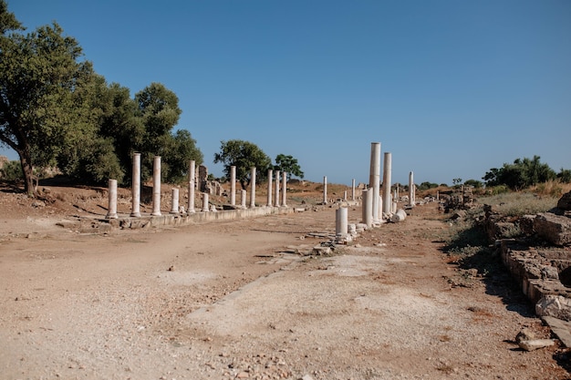 La distruzione della colonia sono i resti della cultura greca nella città di side turkey. sito archeologico in una città turistica.