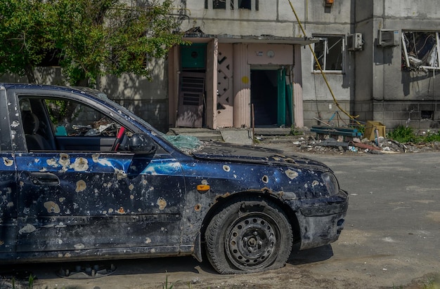 Разрушение домов и автомобилей в результате войны на Украине