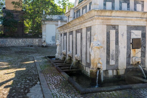 街の真ん中にある古代の噴水の詳細