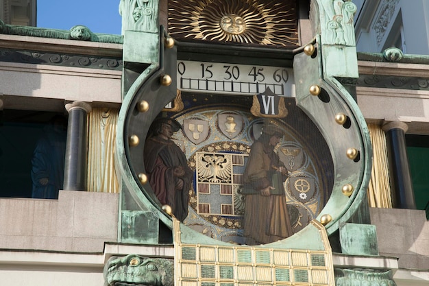 오스트리아 비엔나에 있는 Matsch의 Ankeruhr 점성술 시계의 세부 사항