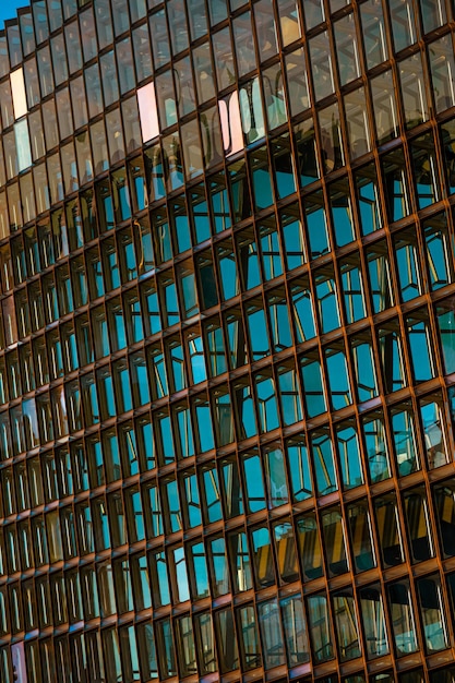 Деталь архитектурной структуры и фасада окон и стеклянных дверей Харпы
