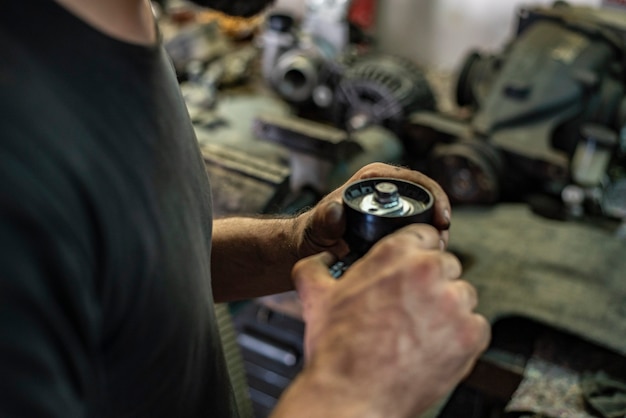 Dettaglio dei ricambi auto nelle mani del meccanico