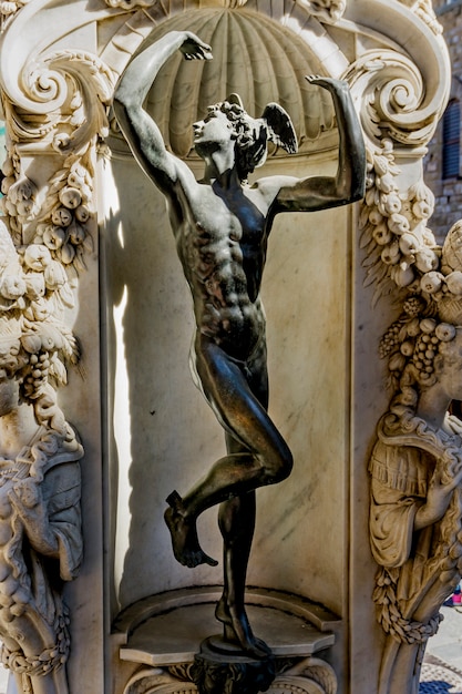 이탈리아 피렌체의 Loggia dei Lanzi에 있는 메두사의 머리가 있는 조각 페르세우스의 기초 세부 사항
