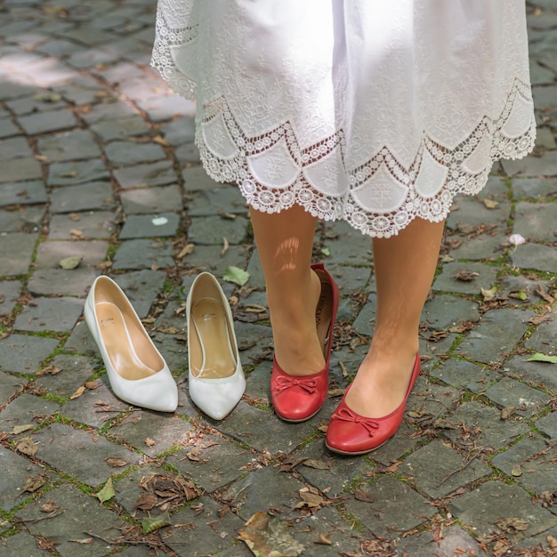 Foto un dettaglio di una sposa che cambia scarpe nel vestito da sposa all'aperto in un parco