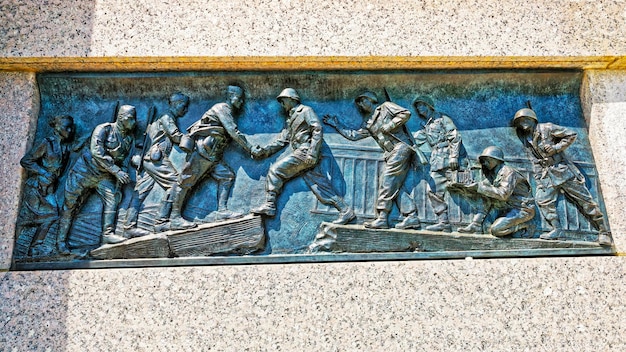 Foto dettaglio del bassorilievo in bronzo scultura presso il national world war 2 memorial, national mall, washington dc, usa