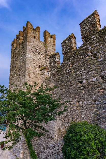 Dettaglio del castello scaligero di sirmione (castello di sirmione), dal xiv secolo sul lago di garda, sirmione, italia