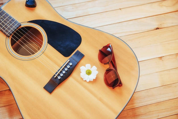 Dettaglio della chitarra classica con profondità di campo