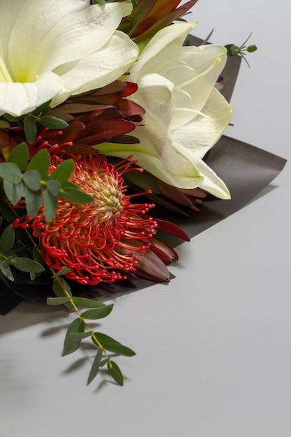 Detail close-up vers boeket van hippeastrum, leucospermum, leucodendron, eucalyptus, selectieve aandacht