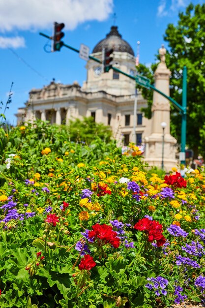 バック グラウンドでブルーミントン インディアナ裁判所とカラフルな夏の花の詳細