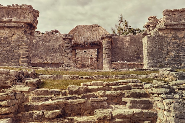 Foto particolare delle colonne di un tempio maya del complesso di tulum in messico.