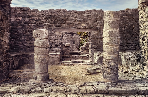 Particolare delle colonne di un tempio maya del complesso di tulum in messico.