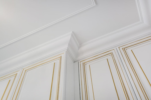 Detail of corner ceiling cornice with intricate crown\
molding