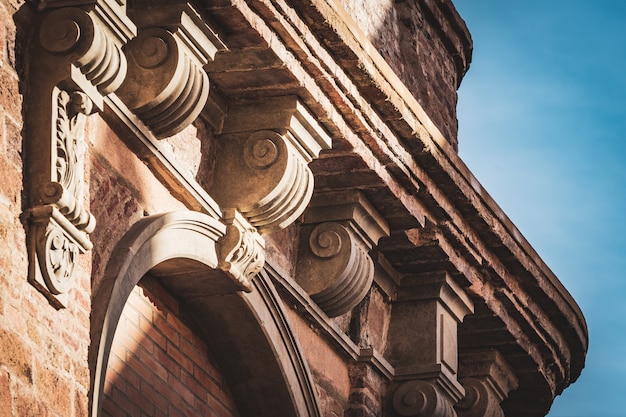 Foto particolare di una cornice con capitello neoclassico