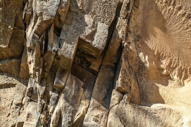 ひびの入った石の層の詳細。一部は地衣類で覆われている