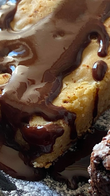 Photo detail of a delicious piece of white chocolate brownie on a plate