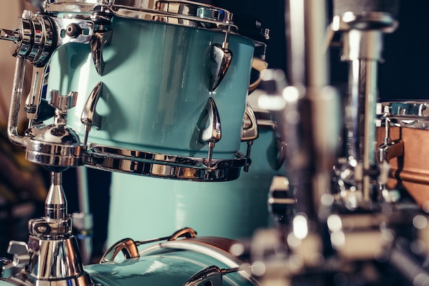 ドラムキットのクローズアップの詳細。ステージのレトロなビンテージ写真のドラム。