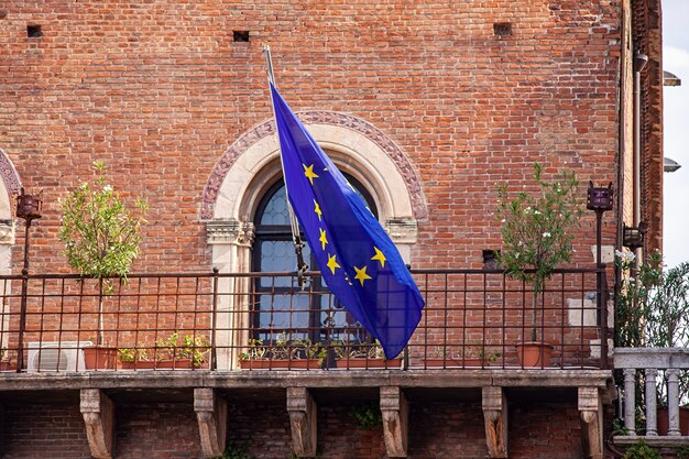 Dettaglio di una bandiera europea sulla facciata di un edificio storico italiano