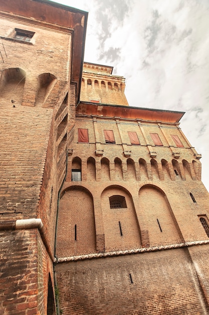 イタリアのフェラーラ城の詳細、歴史的なイタリアの都市の中世の建築の例