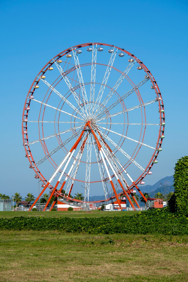 青い空の上の観覧車の詳細