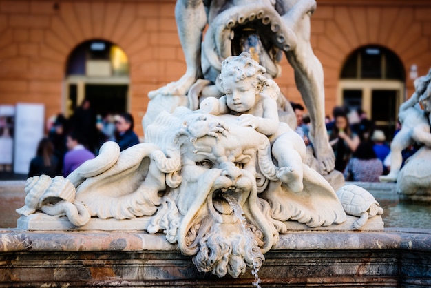 イタリア、ローマのナヴォーナ広場ナヴォーナ広場の北端にあるネプチューンの噴水からの詳細。
