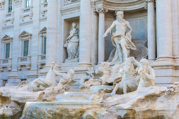 Dettaglio dalla fontana di trevi a roma, italia. è una fontana nel quartiere trevi a roma, italia, progettata da nicola salvi e completata da pietro bracci nel 1762.