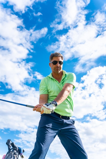 Dettaglio di un giocatore di golf sul campo da golf che gioca a colpire la palla