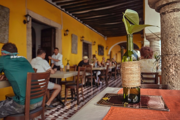 멕시코 바야돌리드에 있는 레스토랑 테이블에 장식용 녹색 병의 세부 사항