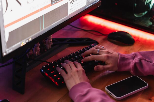 Photo detail of the hands of an editor working on the screen of his pc