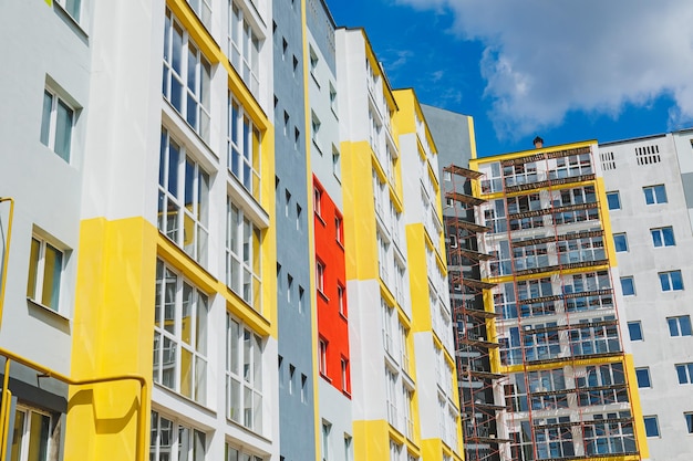 Detail in de buitenkant van het moderne residentiële flatgebouw Fragment van een nieuw luxe huis en wooncomplex Een deel van de stad Onroerend goed en condo-architectuur Kopieer de ruimte Blauwe lucht